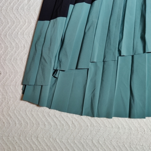 ATHLETA Swing Forward Pleated Skirt high Low Black Teal Style #533689 Women's XS - Picture 4 of 11